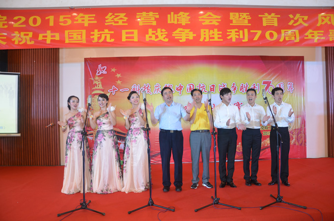 1474276029493894.jpg 5趙院長與彭濤老師共同演唱《我們是一家人》.JPG