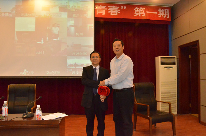 1474283516204898.jpg 1-3何平書記向余才志贈送趙振元同志題字的紀念品.JPG