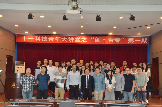 1474283558223489.jpg 1-4何平書記、余才志副院長與全體青年合影.JPG