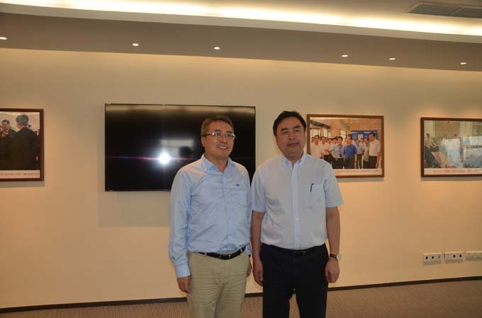 1474608922856214.jpg 趙振元同志與上海寶冶集團(tuán)董事長(zhǎng)王石磊親切合影.jpg