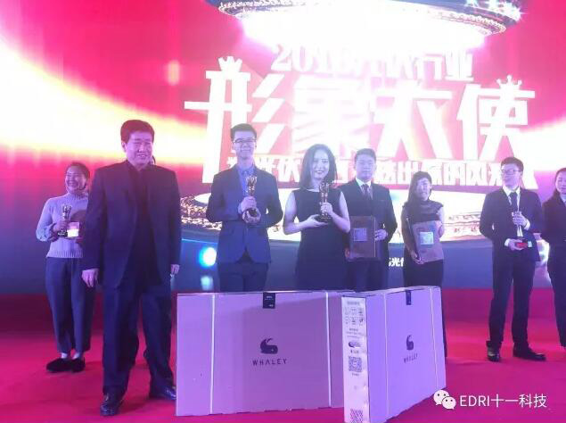 1496408782176211.jpg 朱晨源與徐璐同志上臺領(lǐng)獎.jpg