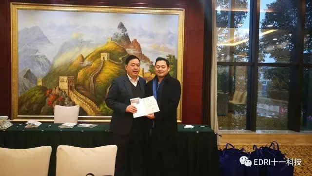 1496476555832209.jpg 7-趙振元同志向孫學軍指揮長贈書.webp.jpg