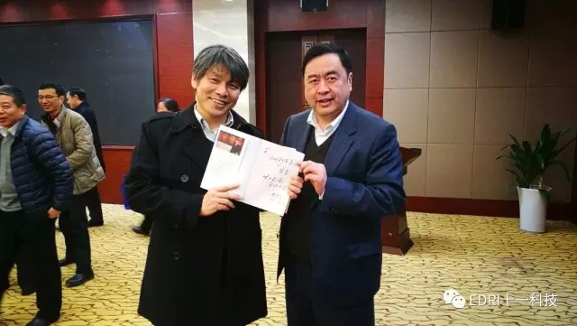 1496476572920926.jpg 8-趙振元同志向副指揮長日比野吉高贈書.webp.jpg