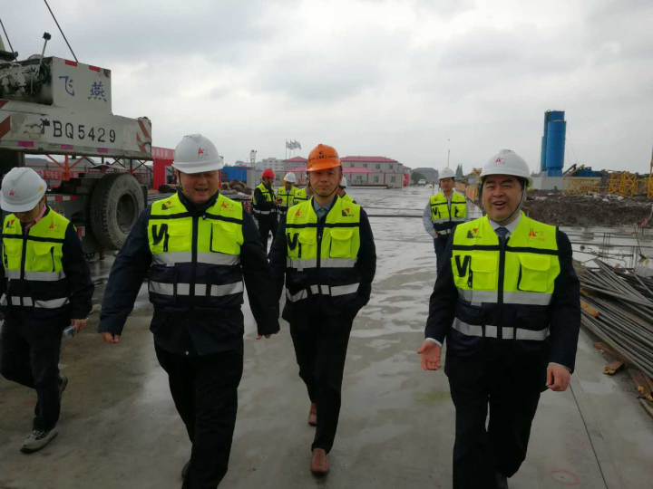 1496507005109433.jpg 7-趙振元同志冒雨視察華力工地1.jpg